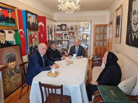 Zakir Fərəcov Polad Həşimovun anası ilə görüşdü
