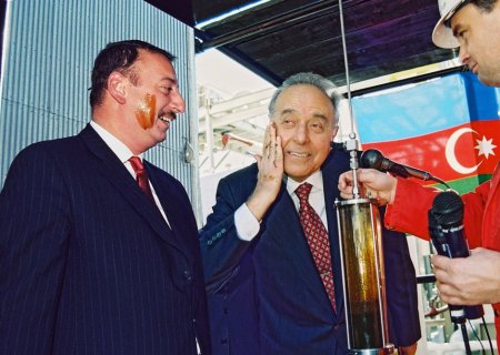 Azərbaycanın ən böyük XİLASKARI - heç zaman unudulmayacaq Heydər Əliyev Azərbaycanın ən böyük XİLASKARI - heç zaman unudulmayacaq Heydər Əliyev