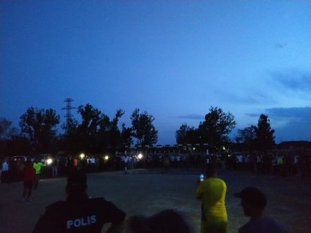 Azərbaycanda telefon işığında futbol matçı - Fotolar Azərbaycanda telefon işığında futbol matçı - Fotolar