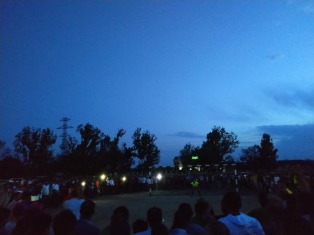 Azərbaycanda telefon işığında futbol matçı - Fotolar Azərbaycanda telefon işığında futbol matçı - Fotolar