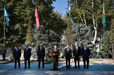 İlham Əliyev “Registan” meydanında ağac əkdi - Foto İlham Əliyev “Registan” meydanında ağac əkdi - Foto