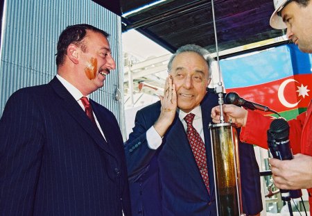 Əli Həsənov: “Heydər Əliyev İli”; mənəvi və sosial tələb … Əli Həsənov: “Heydər Əliyev İli”; mənəvi və sosial tələb …