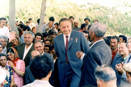 Vəzir Həsənov: Heydər Əliyevin irsi bütün dövrlər üçün önəmlidir