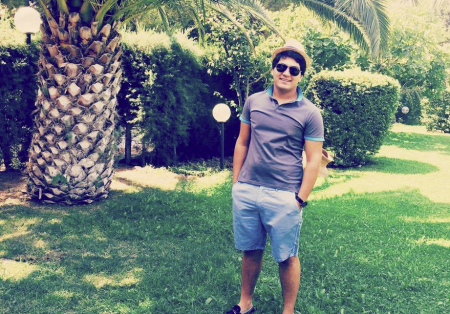 Deputatın oğlu atasının fotoları ilə şantaj edildi