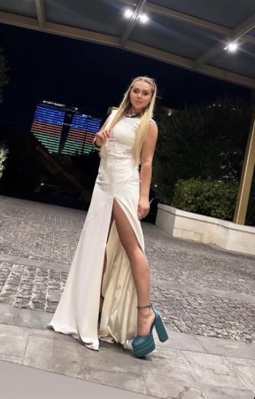 Xatirənin dərin yarıqlı geyimi tənqid olundu - FOTO Xatirənin dərin yarıqlı geyimi tənqid olundu - FOTO