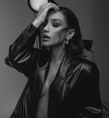 Xalq artisti alt paltarsız FOTOsu ilə gündəm oldu