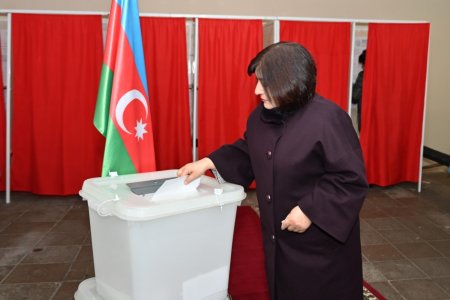 Sahibə Qafarova bu seçki məntəqəsində səs verdi - FOTOLAR