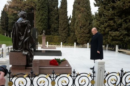 Mişustin Heydər Əliyevin məzarını ziyarət etdi - Foto