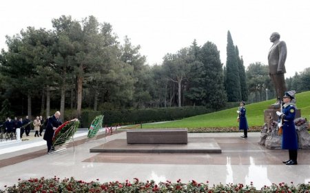 Mişustin Heydər Əliyevin məzarını ziyarət etdi - Foto