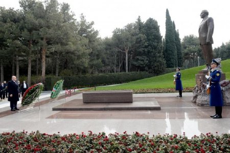 Mişustin Heydər Əliyevin məzarını ziyarət etdi - Foto