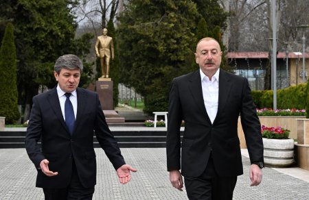 İlham Əliyev Qəbələdə Ümummilli Lider Heydər Əliyevin abidəsini ziyarət edib