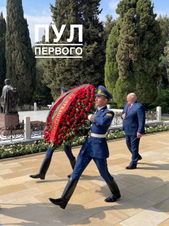 Lukaşenko Heydər Əliyevin məzarını ziyarət etdi - FOTO