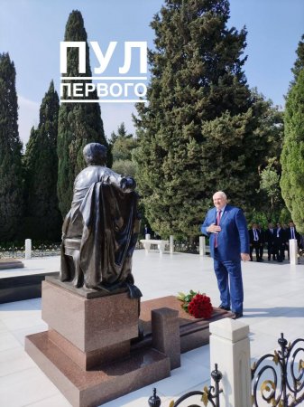 Lukaşenko Heydər Əliyevin məzarını ziyarət etdi - FOTO
